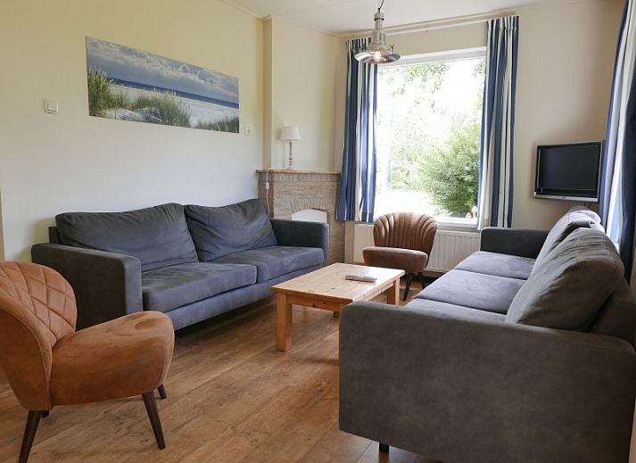 Het Woonhuis, ein charmantes Ferienhaus in Hollum, Ameland, umgeben von bluehenden Straeuchern und ruhiger Natur.