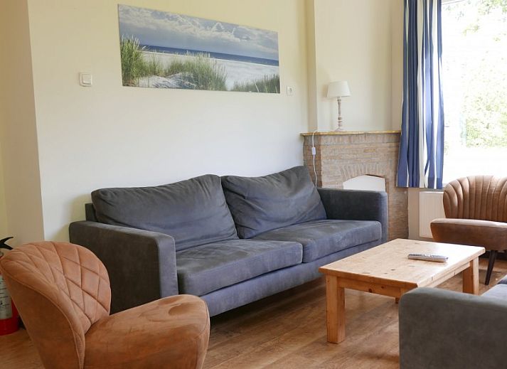 Het Woonhuis, ein charmantes Ferienhaus in Hollum, Ameland, umgeben von bluehenden Straeuchern und ruhiger Natur.