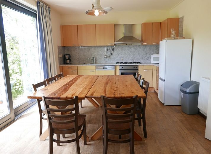 Het Woonhuis, ein charmantes Ferienhaus in Hollum, Ameland, umgeben von bluehenden Straeuchern und ruhiger Natur.