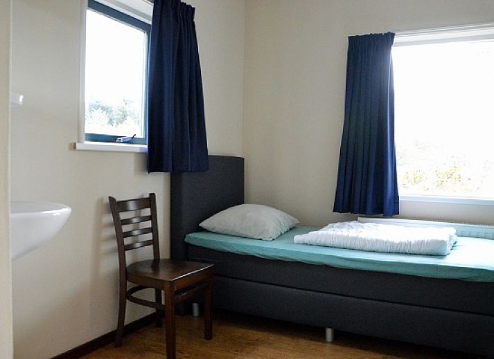 Het Woonhuis, ein charmantes Ferienhaus in Hollum, Ameland, umgeben von bluehenden Straeuchern und ruhiger Natur.