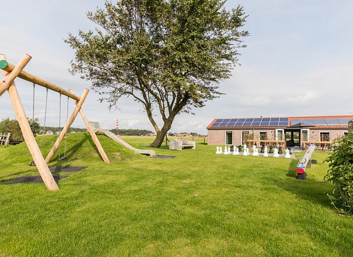 Heller Essbereich im Ferienhaus Wagenschuur, Hollum, Ameland mit grossen Fenstern und moderner Beleuchtung.