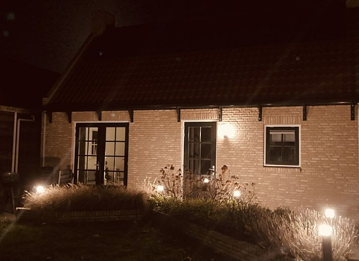 Charmantes Ferienhaus 't Roefke in Hollum, Ameland, mit sonnigem Garten und traditioneller Architektur.