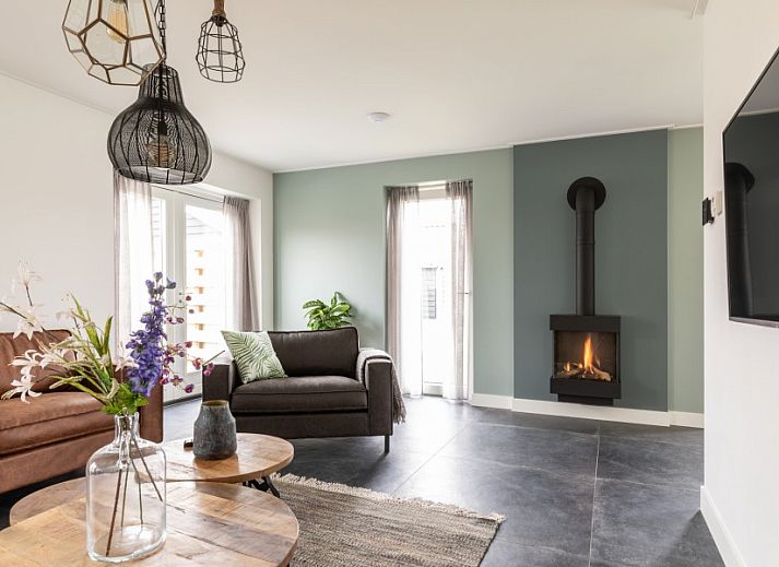 Stilvolles Wohnzimmer in der Wohnung Dwarsdeel, Hollum, Ameland mit Ledersofas und moderner Beleuchtung.