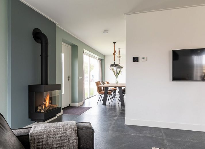 Gemuetliche Sitzecke mit Kamin in der Wohnung Dwarsdeel, Hollum, Ameland auf den Watteninseln.