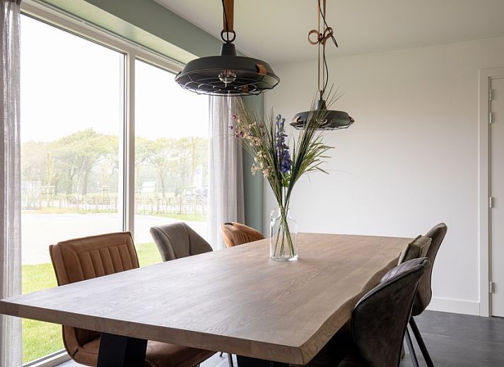 Gemuetliche Sitzecke mit Kamin in der Wohnung Dwarsdeel, Hollum, Ameland auf den Watteninseln.