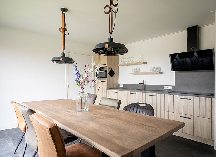 Gemuetliche Sitzecke mit Kamin in der Wohnung Dwarsdeel, Hollum, Ameland auf den Watteninseln.