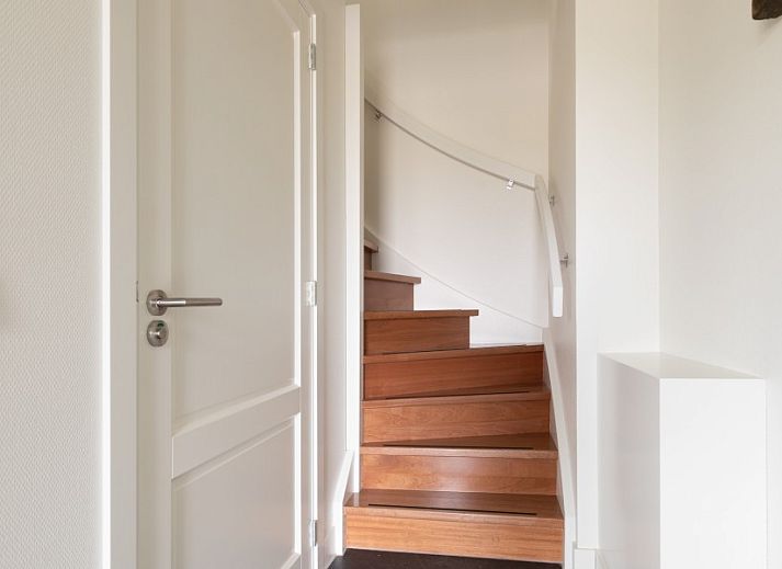 Gemuetliche Sitzecke mit Kamin in der Wohnung Dwarsdeel, Hollum, Ameland auf den Watteninseln.