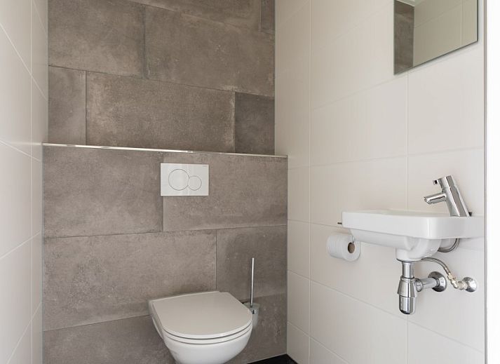 Luxurioese Einrichtung mit bequemen Sitzgelegenheiten und Kamin in der Wohnung Dwarsdeel, Hollum, Ameland.