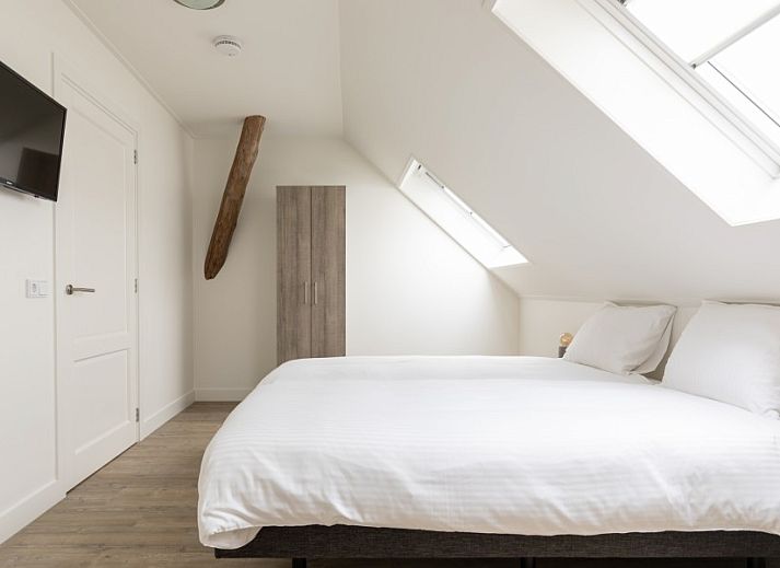 Luxurioese Einrichtung mit bequemen Sitzgelegenheiten und Kamin in der Wohnung Dwarsdeel, Hollum, Ameland.