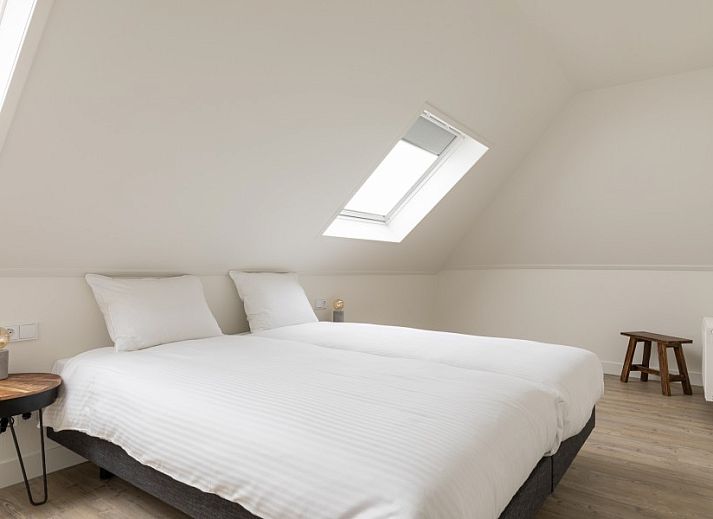 Luxurioese Einrichtung mit bequemen Sitzgelegenheiten und Kamin in der Wohnung Dwarsdeel, Hollum, Ameland.