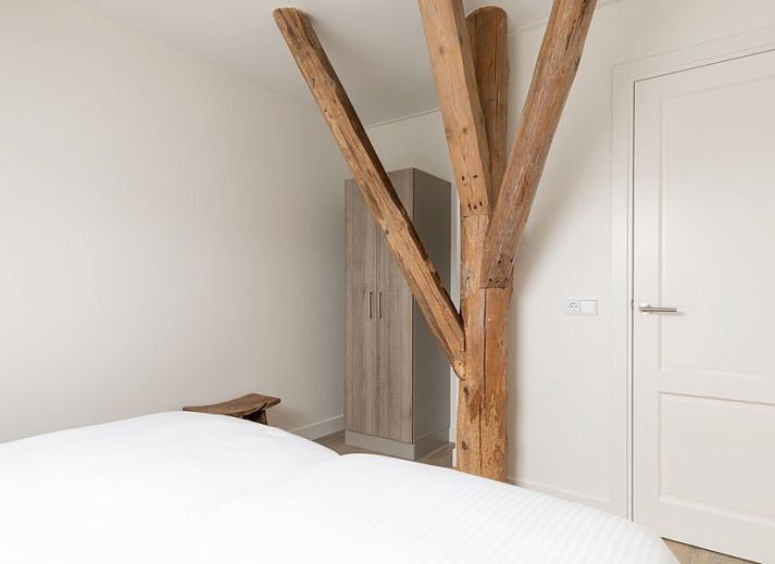 Luxurioese Einrichtung mit bequemen Sitzgelegenheiten und Kamin in der Wohnung Dwarsdeel, Hollum, Ameland.