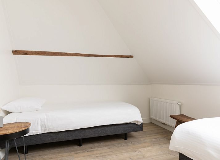 Geraeumiges Wohnzimmer mit viel Licht in der Ferienwohnung Dwarsdeel, Hollum, Ameland.