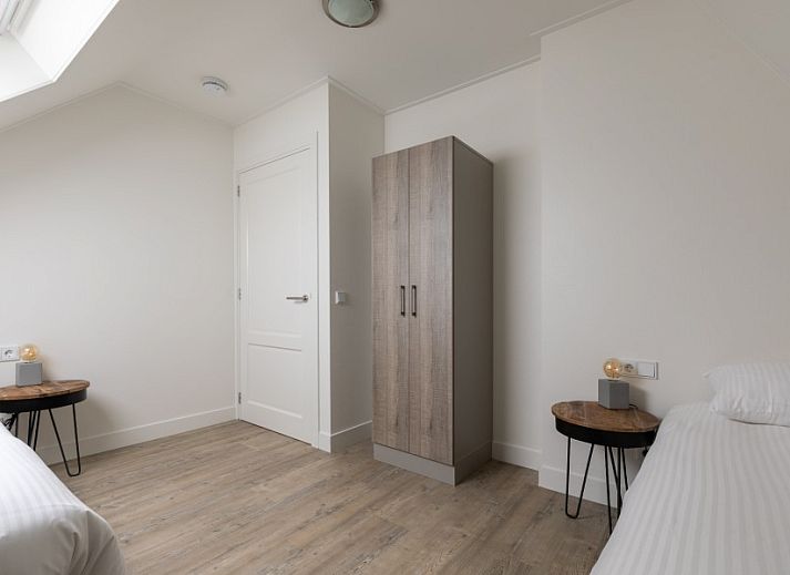 Geraeumiges Wohnzimmer mit viel Licht in der Ferienwohnung Dwarsdeel, Hollum, Ameland.