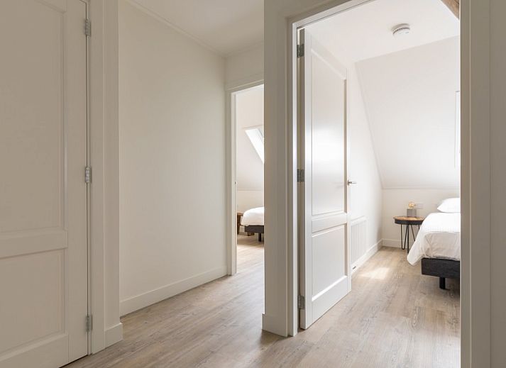 Geraeumiges Wohnzimmer mit viel Licht in der Ferienwohnung Dwarsdeel, Hollum, Ameland.