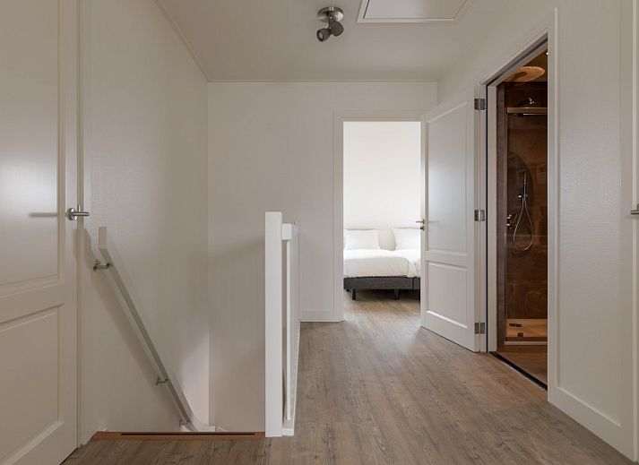 Geraeumiges Wohnzimmer mit viel Licht in der Ferienwohnung Dwarsdeel, Hollum, Ameland.