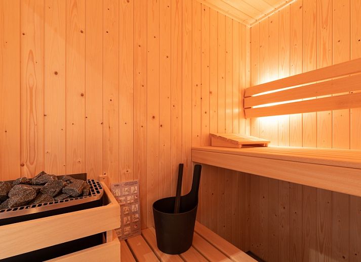 Dekorative Pflanze auf einem Holzhocker in der Wohnung Dwarsdeel, Hollum, Ameland, fuer einen natuerlichen Touch.