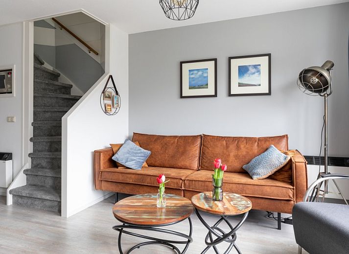 Gemuetliche Essecke in Amelander Kaap 126, Ferienwohnung in Hollum, Ameland, mit moderner Kueche und stilvollem Esstisch.