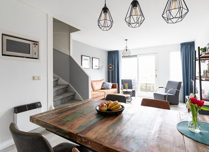 Gemuetliche Essecke in Amelander Kaap 126, Ferienwohnung in Hollum, Ameland, mit moderner Kueche und stilvollem Esstisch.