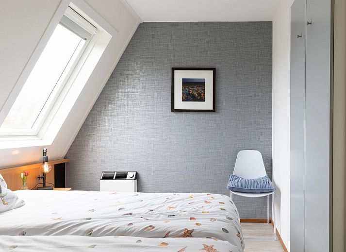 Komfortables Wohnzimmer des Amelander Kaap 126 in Hollum, Ameland, mit gemuetlichem Sofa und moderner Einrichtung.