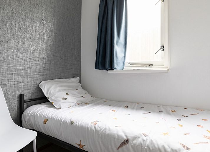 Komfortables Wohnzimmer des Amelander Kaap 126 in Hollum, Ameland, mit gemuetlichem Sofa und moderner Einrichtung.