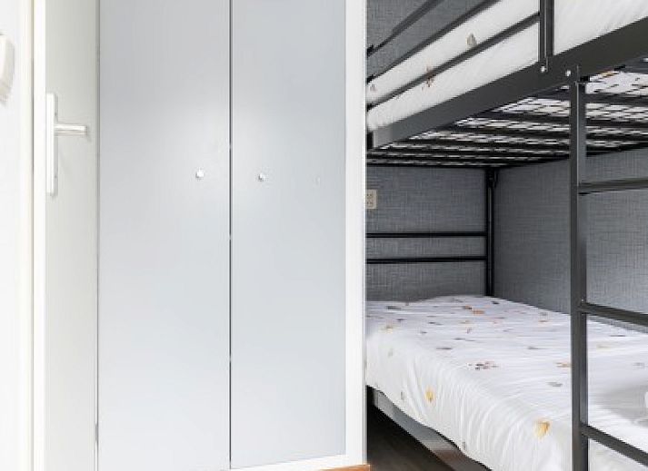 Komfortables Wohnzimmer des Amelander Kaap 126 in Hollum, Ameland, mit gemuetlichem Sofa und moderner Einrichtung.