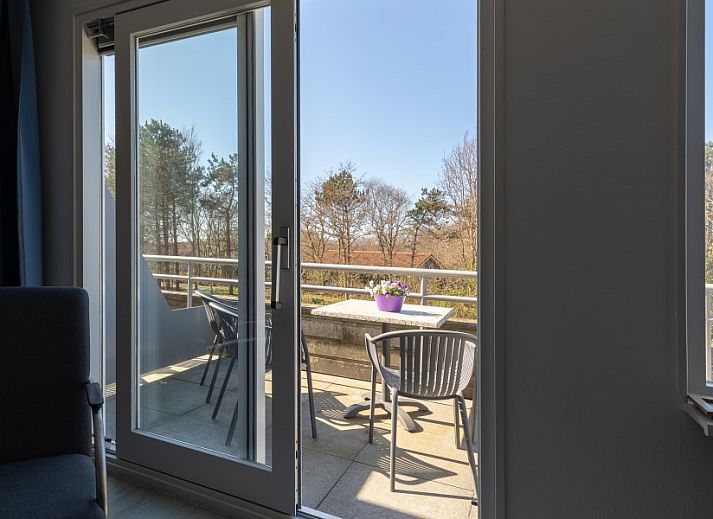 Komfortables Wohnzimmer des Amelander Kaap 126 in Hollum, Ameland, mit gemuetlichem Sofa und moderner Einrichtung.