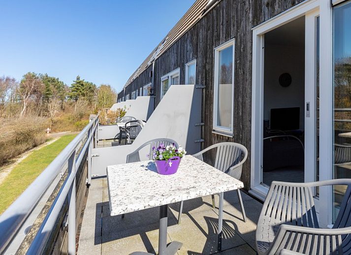 Stilvolles Wohnzimmer mit TV und Buecherregal in Amelander Kaap 126, Ferienunterkunft in Hollum, Ameland.