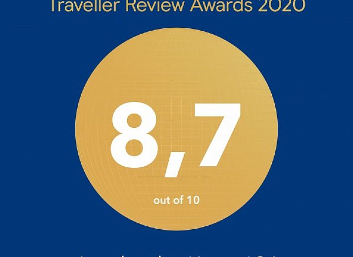 Stilvolles Wohnzimmer mit TV und Buecherregal in Amelander Kaap 126, Ferienunterkunft in Hollum, Ameland.