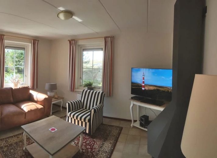 Sartorius Ferienhaus in Hollum, Ameland mit Reetdach und buntem Garten, ideal fuer Naturliebhaber auf den Watteninseln.