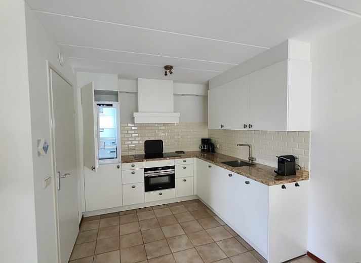 Sartorius Ferienhaus in Hollum, Ameland mit Reetdach und buntem Garten, ideal fuer Naturliebhaber auf den Watteninseln.