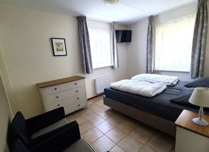 Vorderseite des Sartorius Ferienhauses in Hollum, Ameland mit grosszuegiger Auffahrt und gruener Umgebung auf den Watteninseln.