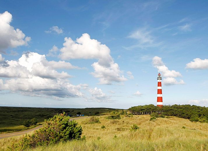 Vorderseite des Sartorius Ferienhauses in Hollum, Ameland mit grosszuegiger Auffahrt und gruener Umgebung auf den Watteninseln.