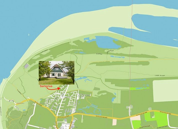 Vorderseite des Sartorius Ferienhauses in Hollum, Ameland mit grosszuegiger Auffahrt und gruener Umgebung auf den Watteninseln.