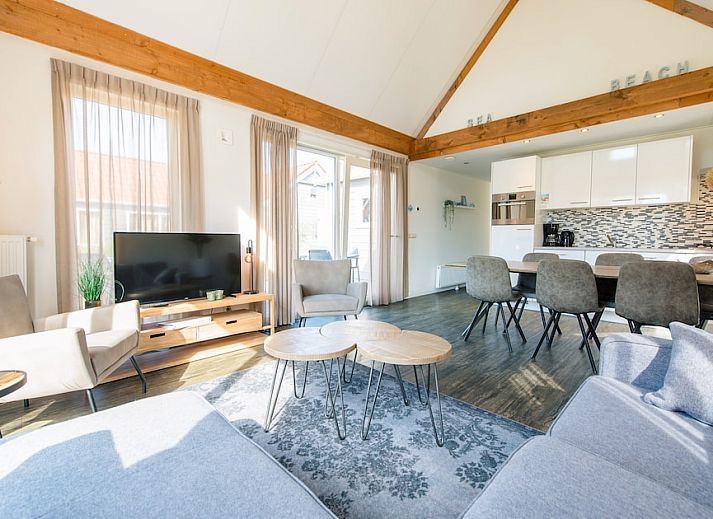 Waddenlodge 8 in Hollum, Ameland met charmante buitenkant en rieten dak, ideaal voor een ontspannen verblijf op de Waddeneilanden.