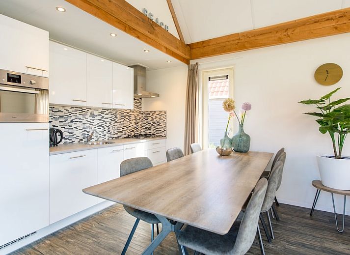 Waddenlodge 8 in Hollum, Ameland met charmante buitenkant en rieten dak, ideaal voor een ontspannen verblijf op de Waddeneilanden.