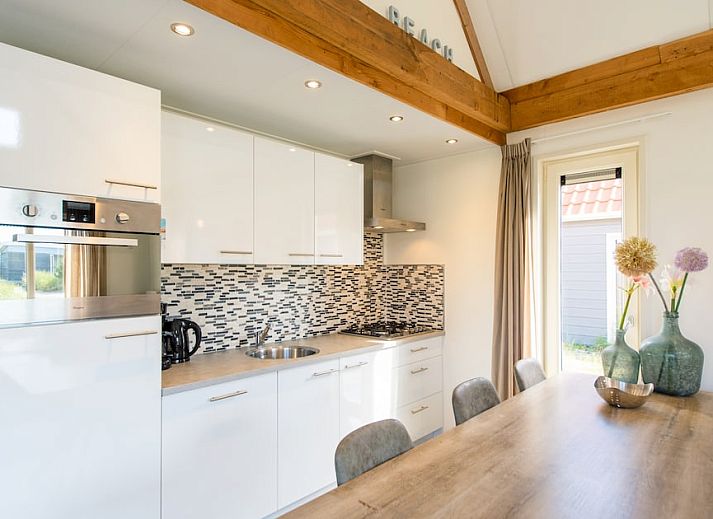 Ruime woonkamer van Waddenlodge 8 in Hollum, Ameland met moderne inrichting en veel natuurlijk licht.