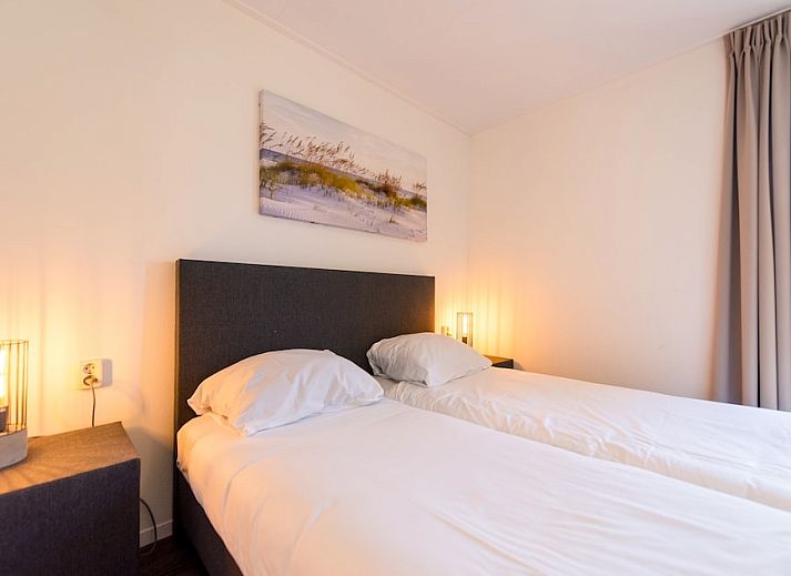 Ruime woonkamer van Waddenlodge 8 in Hollum, Ameland met moderne inrichting en veel natuurlijk licht.