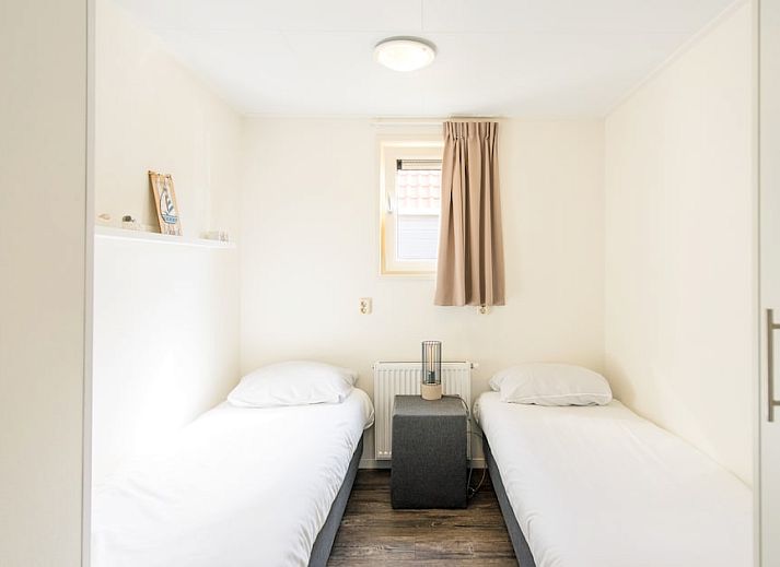 Ruime woonkamer van Waddenlodge 8 in Hollum, Ameland met moderne inrichting en veel natuurlijk licht.