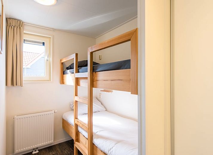 Ruime woonkamer van Waddenlodge 8 in Hollum, Ameland met moderne inrichting en veel natuurlijk licht.