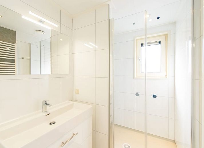 Gezellige zithoek in Waddenlodge 8, een vakantiehuis in Hollum, Ameland, met comfortabele banken en een prachtig uitzicht.