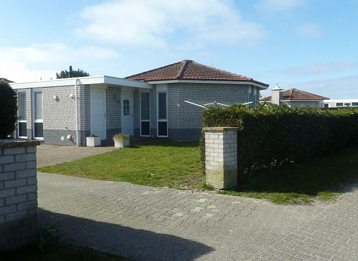 Sonnige Terrasse mit Grill im Fairway Ferienhaus in Hollum, Ameland, perfekt fr gemtliche Abende auf den Watteninseln.