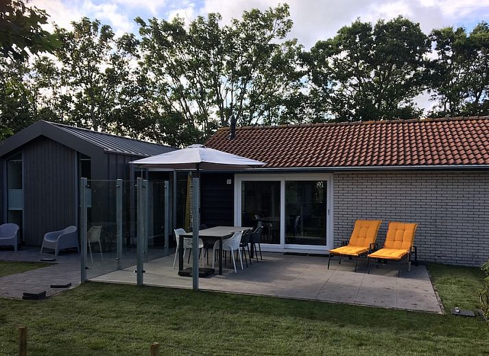 Stijlvolle woonkamer van Bornrif Luxe 6 bungalow in Hollum, Ameland met moderne inrichting en ruime zithoek op de Waddeneilanden.
