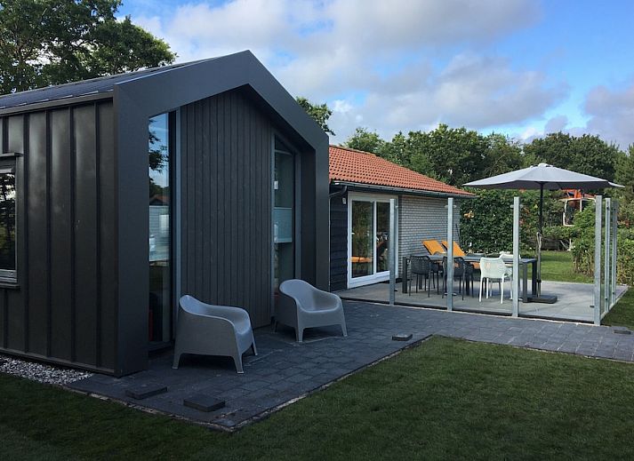 Stijlvolle woonkamer van Bornrif Luxe 6 bungalow in Hollum, Ameland met moderne inrichting en ruime zithoek op de Waddeneilanden.