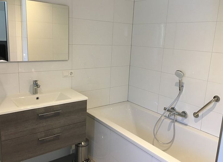 Stijlvolle woonkamer van Bornrif Luxe 6 bungalow in Hollum, Ameland met moderne inrichting en ruime zithoek op de Waddeneilanden.