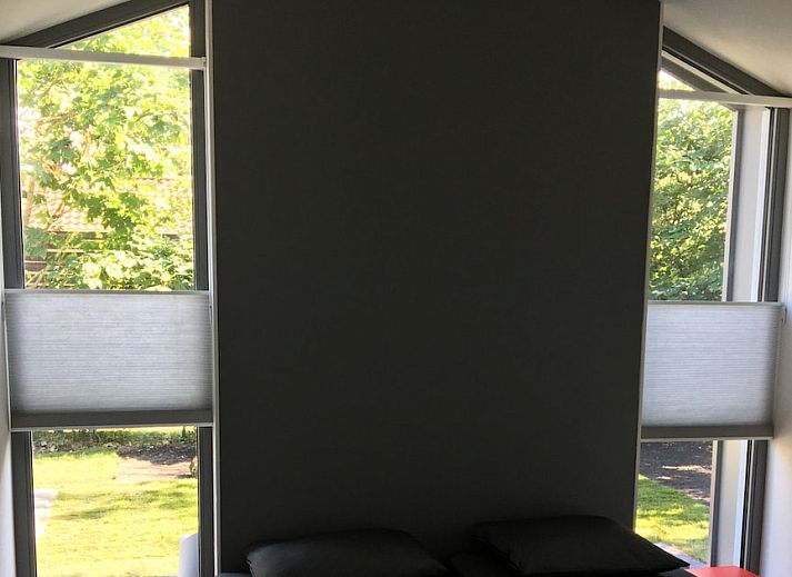 Moderne keuken en eetruimte van Bornrif Luxe 6 bungalow in Hollum, Ameland, Waddeneilanden, met stijlvolle inrichting en comfortabele zitplaatsen.