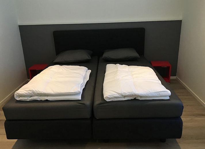 Moderne keuken en eetruimte van Bornrif Luxe 6 bungalow in Hollum, Ameland, Waddeneilanden, met stijlvolle inrichting en comfortabele zitplaatsen.