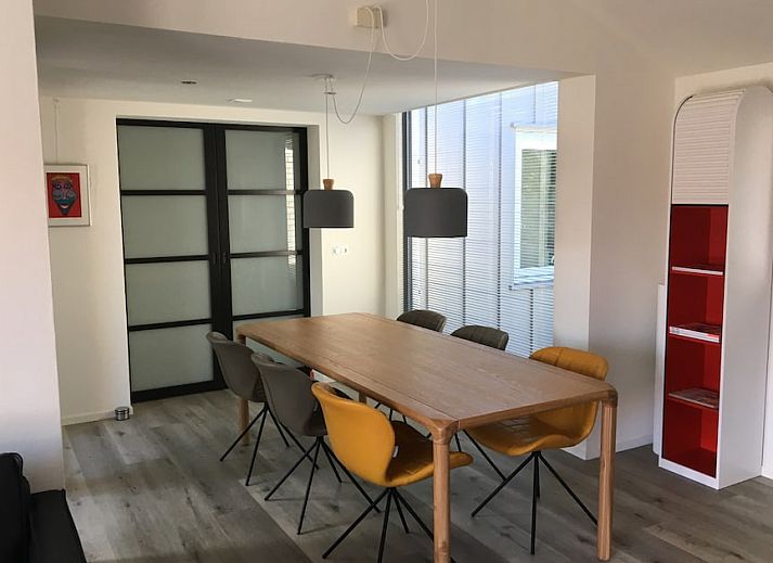 Moderne keuken en eetruimte van Bornrif Luxe 6 bungalow in Hollum, Ameland, Waddeneilanden, met stijlvolle inrichting en comfortabele zitplaatsen.