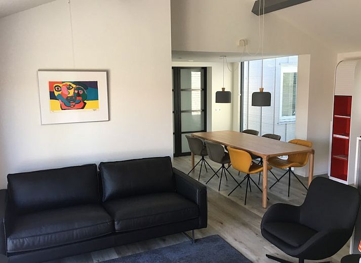 Moderne keuken en eetruimte van Bornrif Luxe 6 bungalow in Hollum, Ameland, Waddeneilanden, met stijlvolle inrichting en comfortabele zitplaatsen.