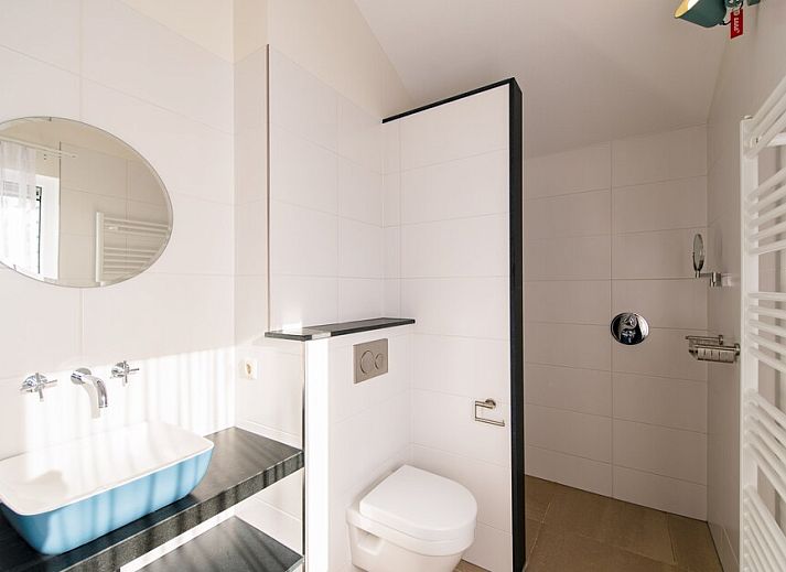 Ontspan op het terras van Bornrif Luxe 6, een moderne bungalow in Hollum, Ameland, omringd door weelderige natuur op de Waddeneilanden.