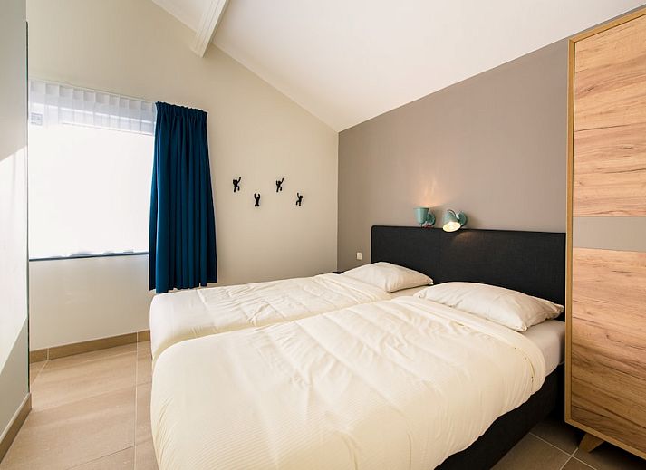 Ontspan op het terras van Bornrif Luxe 6, een moderne bungalow in Hollum, Ameland, omringd door weelderige natuur op de Waddeneilanden.